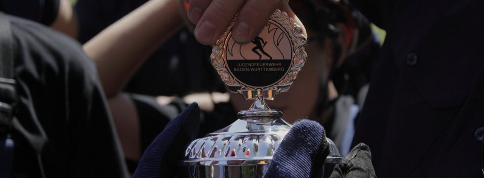 Pokal in den H�nden